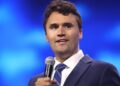 Morre Charlie Kirk, líder conservador evangélico, após sofrer atentado nos EUA