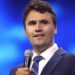 Morre Charlie Kirk, líder conservador evangélico, após sofrer atentado nos EUA