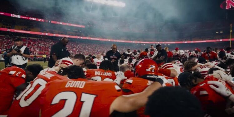 Times rivais se unem em oração após jogo nos EUA: “Maior que o futebol”