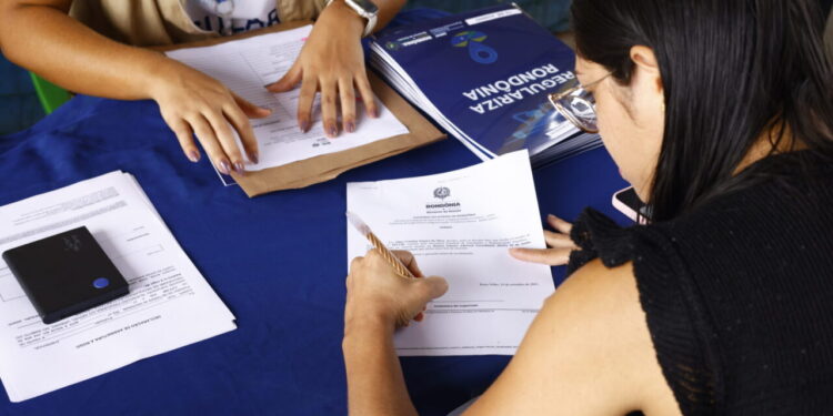 Governo de RO entrega títulos de propriedade para famílias do Núcleo 10 de Junho, em Porto Velho