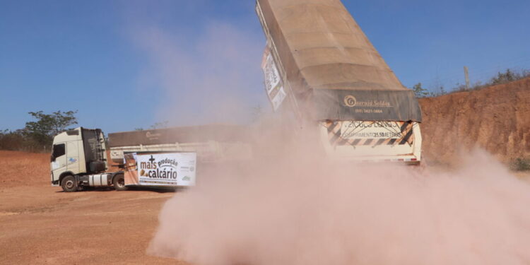 Mais de 5 mil toneladas de calcário foram entregues pelo governo de RO a produtores em 2025