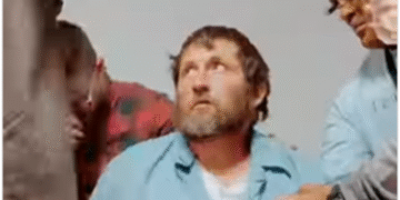 Convertido, condenado à prisão perpétua se batiza na prisão