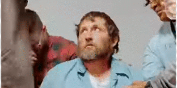 Convertido, condenado à prisão perpétua se batiza na prisão