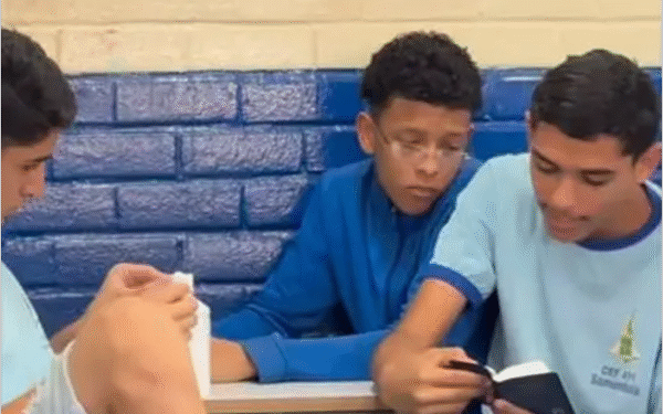 Aluno faz leitura bíblica com colegas e emociona professora