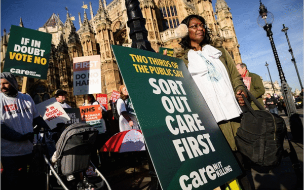 Manifestantes pró-vida protestam contra o suicídio assistido