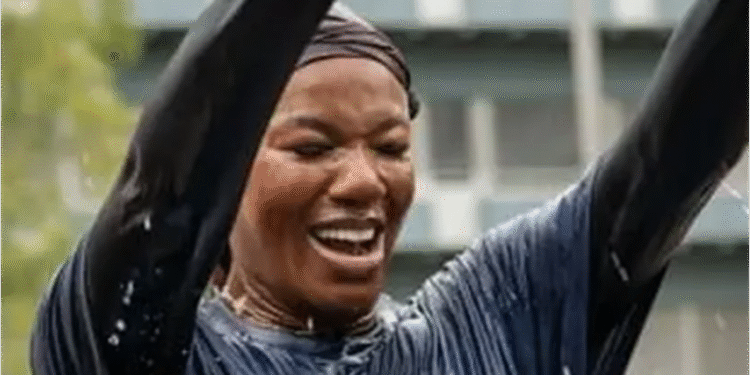 Centenas de evangélicos realizam batismo em praça pública