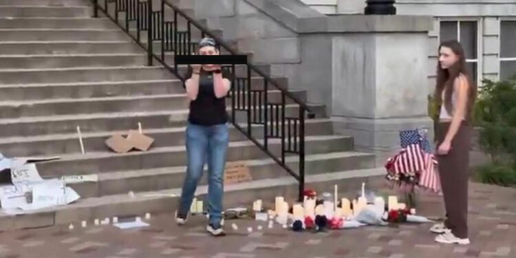 Mulher presa por vandalizar memorial de Kirk agora pede dinheiro