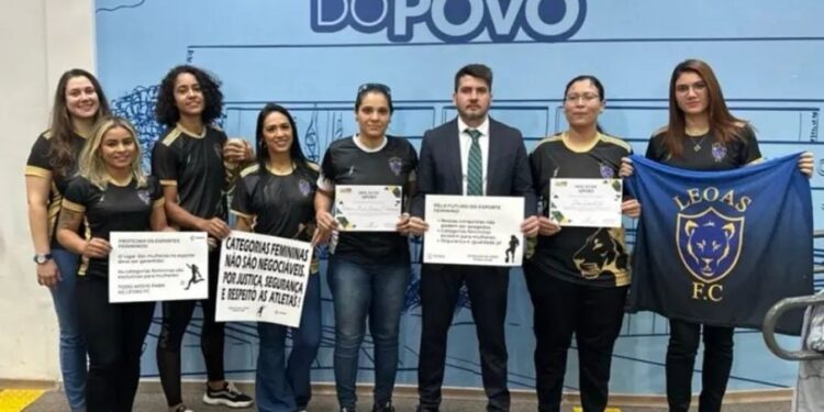 Time de futebol feminino se nega a jogar contra atleta trans