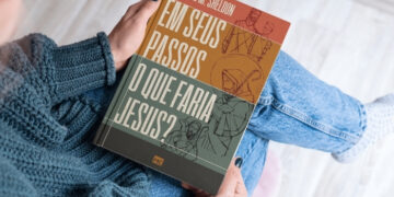 Clássico cristão “Em seus passos o que faria Jesus?” convida a reflexão sobre a vida