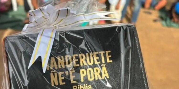 Missão de igreja beneficia indígenas com Bíblias em guarani