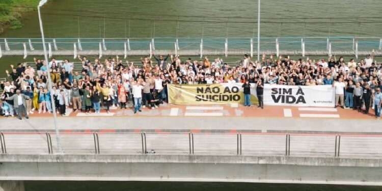 igreja vai à ponte em ato contra a depressão