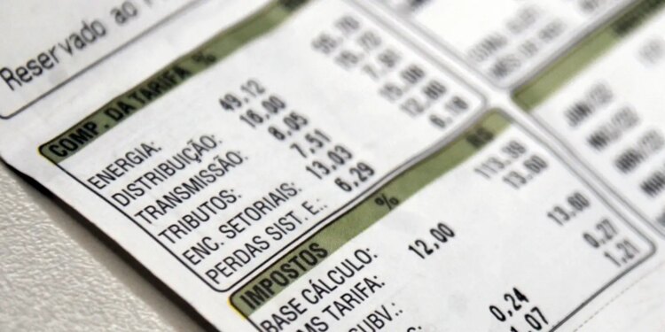 Aneel reduz bandeira para vermelha 1 na conta de luz em outubro