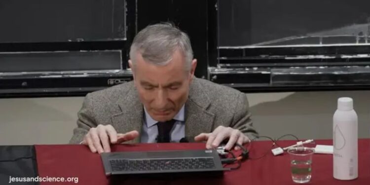 professor interrompe aula e ora pela salvação dos alunos