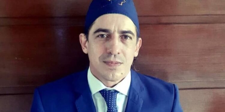 Médico que festejou morte de Charlie é banido dos EUA