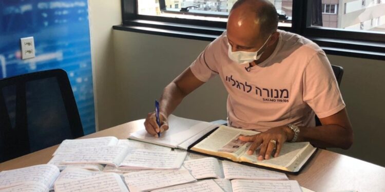 “Escriba” brasileiro detalha recorde de transcrição manual da Bíblia