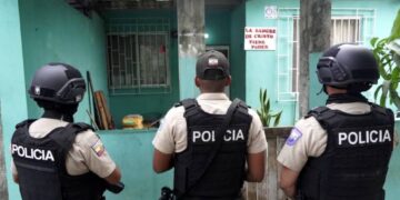 Evangélicos executados em casas com versículos no Equador