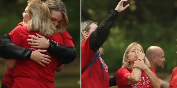 ‘Orações respondidas’, diz evangelista emocionada ao batizar mãe