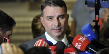 Flávio Bolsonaro compara Moraes a terrorista e pede orações