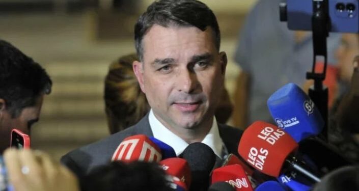 Flávio Bolsonaro compara Moraes a terrorista e pede orações