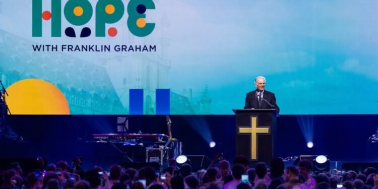 Franklin Graham prega a 14 mil pessoas em evento