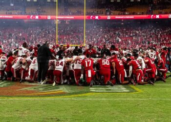 Times rivais se unem em oração após jogo de futebol americano