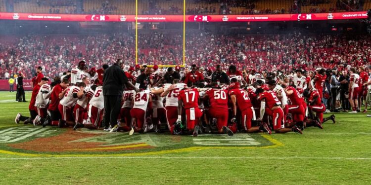 Times rivais se unem em oração após jogo de futebol americano