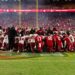 Times rivais se unem em oração após jogo de futebol americano