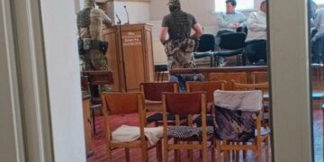 Russos invadem cultos na Ucrânia ocupada e multam pastores