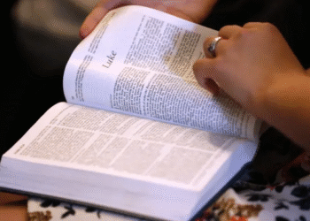 Pesquisa revela que leitores regulares da Bíblia estão mais seguros de sua identidade