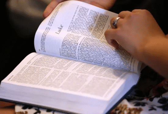 Pesquisa revela que leitores regulares da Bíblia estão mais seguros de sua identidade
