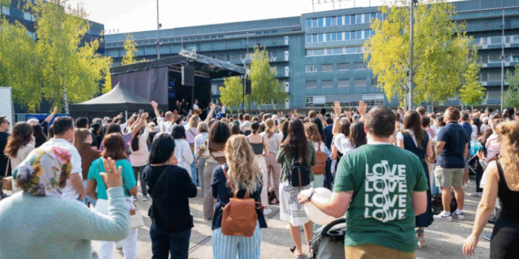 Mais de 1.000 pessoas participam de culto ao ar livre na Suiça