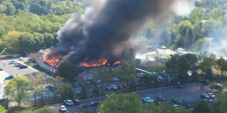 Ataque a tiros em templo mórmon termina com mortes, feridos e incêndio criminoso