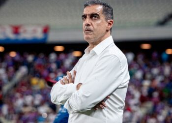 Fortaleza anuncia saída do técnico português Renato Paiva