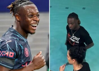 ‘Jesus salvou minha vida’: jogador do Manchester City é batizado