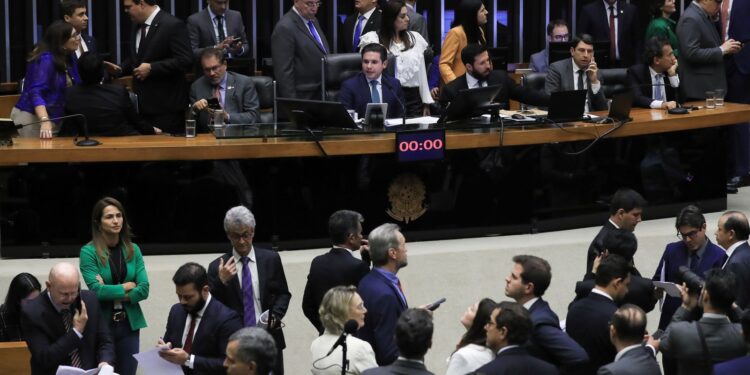 Câmara derruba voto secreto em PEC da Blindagem por falta de quórum