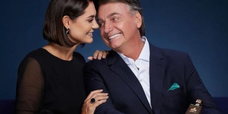 Michelle agradece orações: Bolsonaro melhorou de soluços