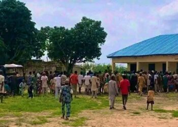 Mulher é linchada por muçulmanos após piada sobre casamento