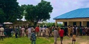 Mulher é linchada por muçulmanos após piada sobre casamento