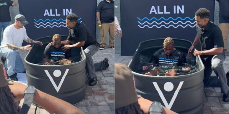 Noah Lyles, o homem mais rápido do mundo é batizado nas águas