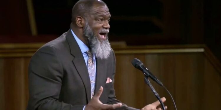 Pastor e teólogo Voddie Baucham Jr morre aos 56 anos