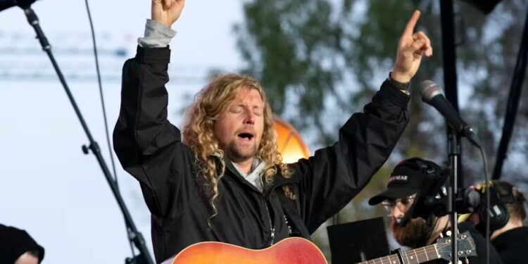 Igreja recorre de multa após evento de louvor com Sean Feucht