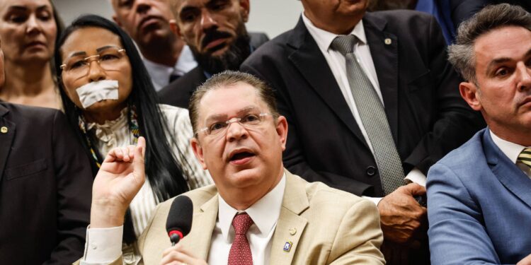 PL de Sóstenes quer Bolsonaro disputando presidência em 2026