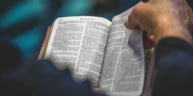 Homem usa folha da Bíblia para fazer cigarro, fuma e morre