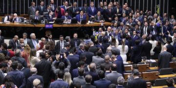 Câmara aprova urgência para projeto de anistia a golpistas