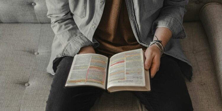 Impulsionada pela Geração Z, venda de Bíblias cresce 41% nos EUA
