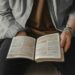 Impulsionada pela Geração Z, venda de Bíblias cresce 41% nos EUA