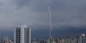 Ventos fortes em SP derrubam cobertura de arena e deixam 8 feridos