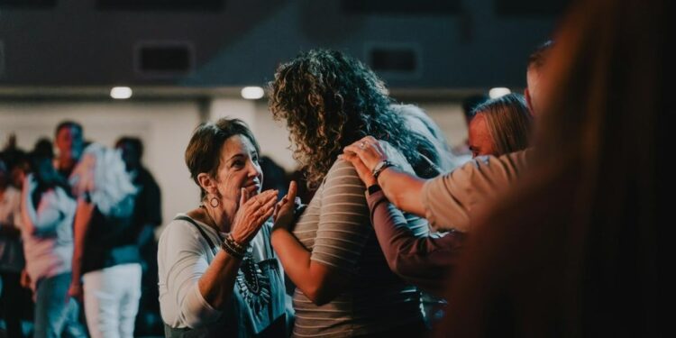 Maioria dos que não frequentam igreja dizem que iriam se fossem convidados, diz pesquisa