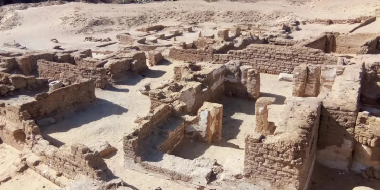 Mural de Jesus curando enfermo e igrejas de 1.600 anos são encontrados no Egito