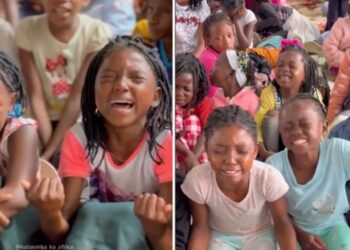 Crianças da África emocionam ao louvar com devoção: “Nível de adoração raro”
